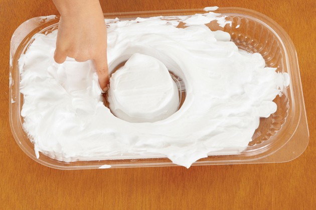 Who wouldn’t want to swirl their fingers in shaving cream? This simple, easy-to-assemble shaving cream activity is just right for little hands and perfect for playtime.